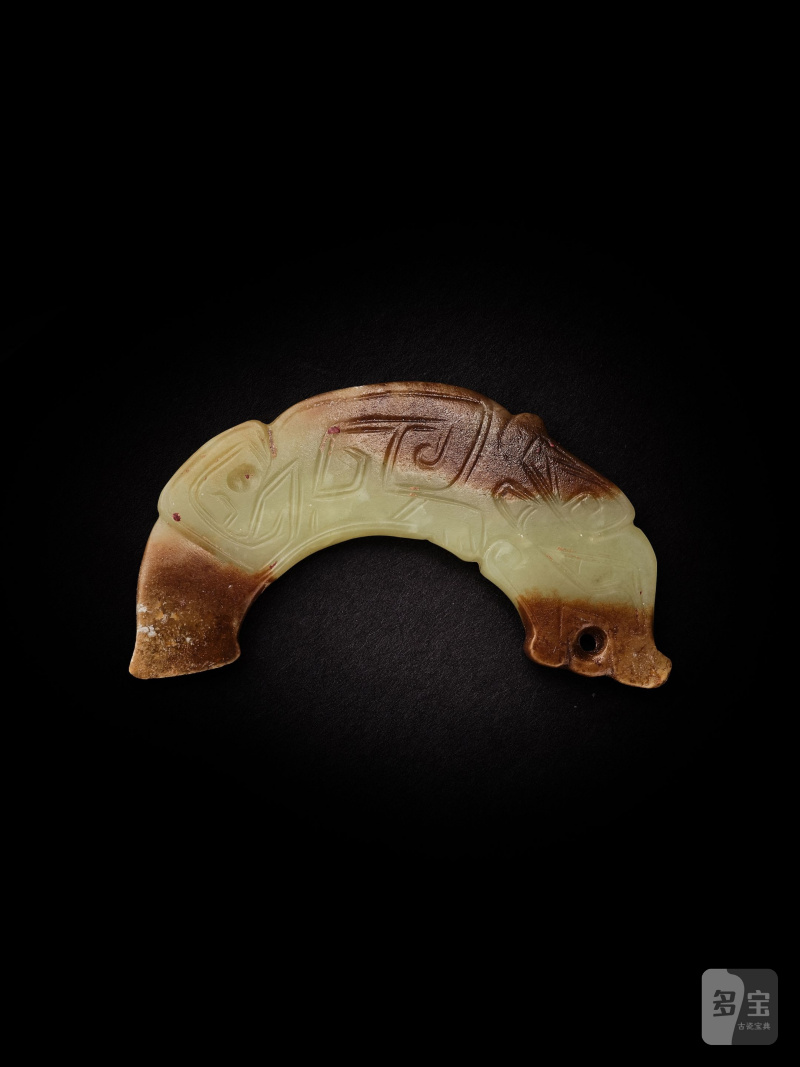 商或更晚　龍紋玉珮 | A GREEN AND BROWN JADE ARC-SHAPED 'DRAGON' PLAQUE
